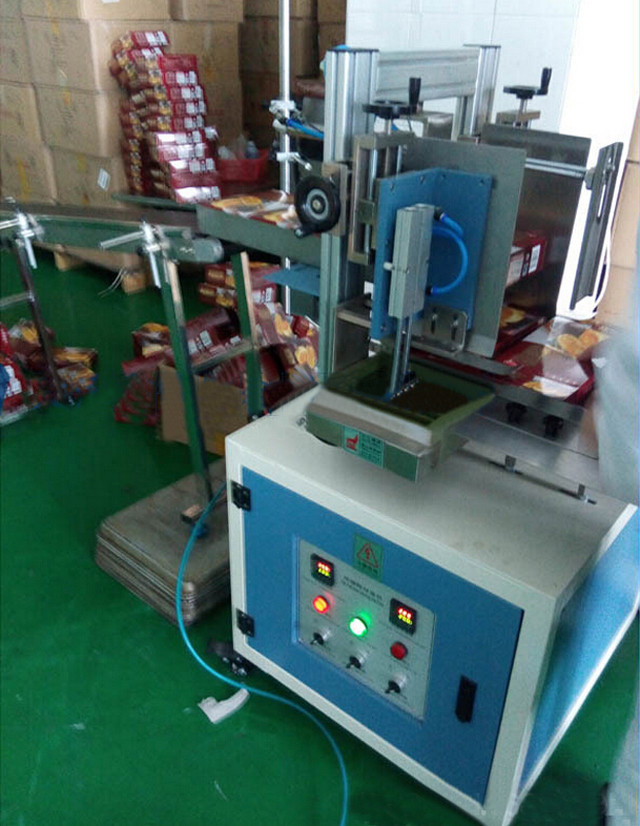 Top view of the semi automatic hot melt glue box sealing equipment