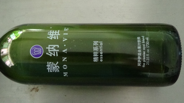 sample by the transparent labels bottle labeler
