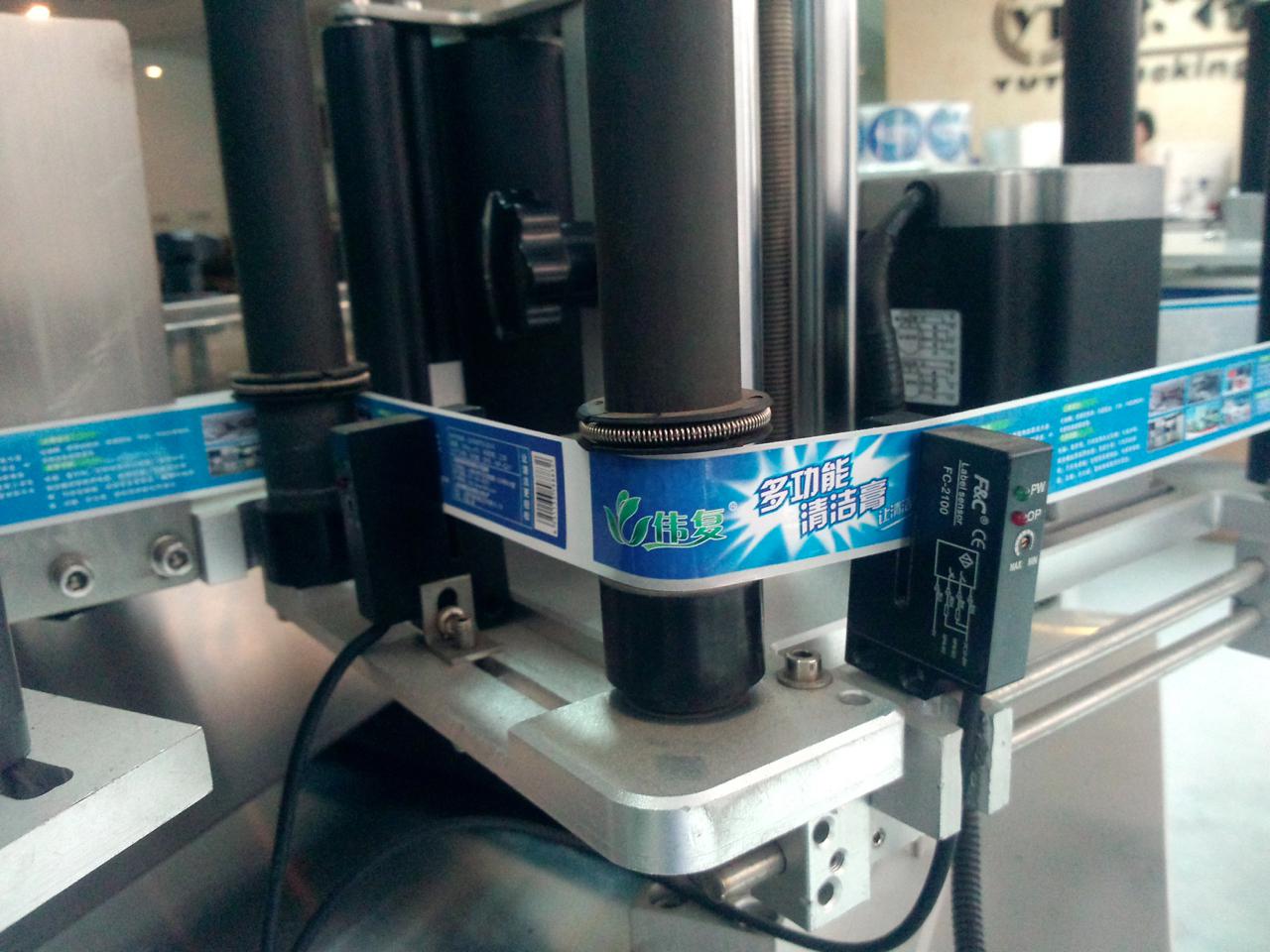 details-of-the-round-bottle-automatic-positioning-labeler