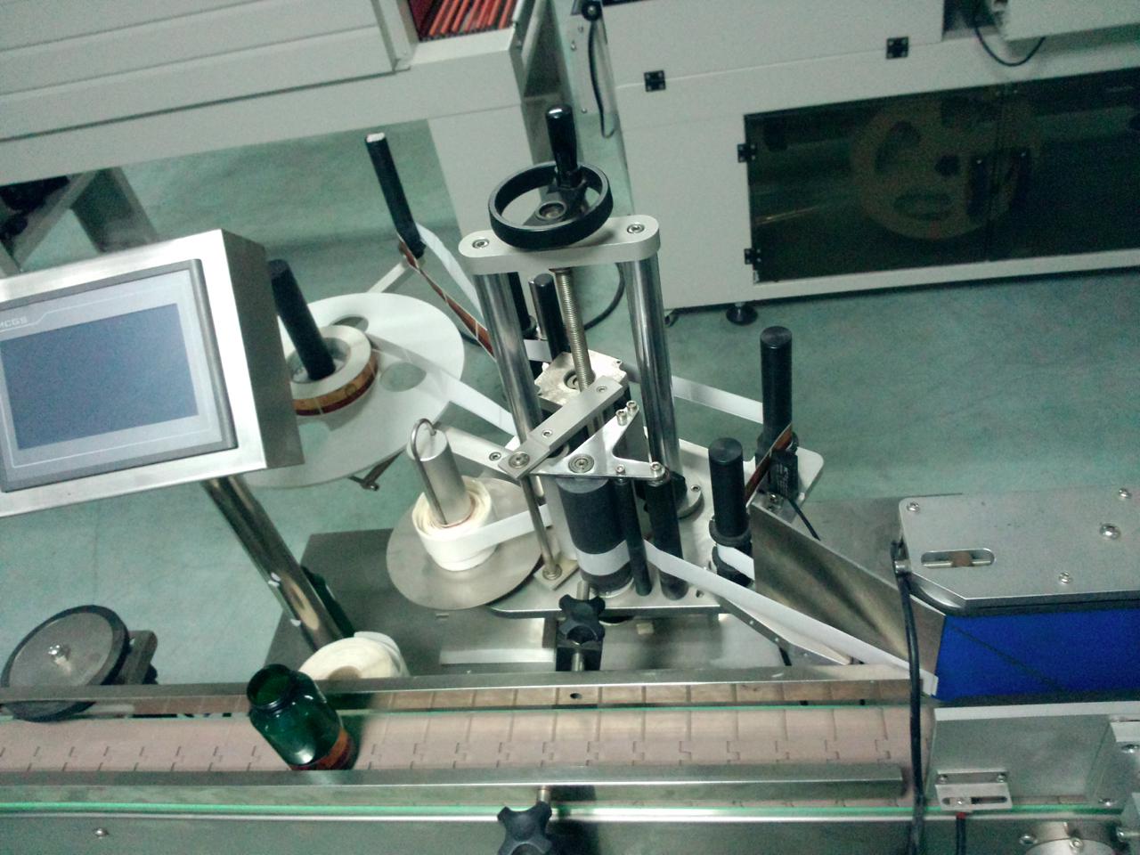 product-details-of-the-round-bottle-automatic-positioning-labeler