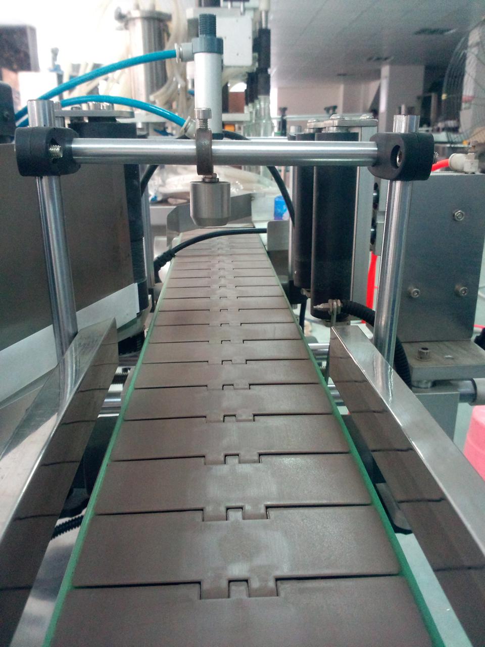 the-conveyor-of-round-bottle-automatic-positioning-labeling-machine