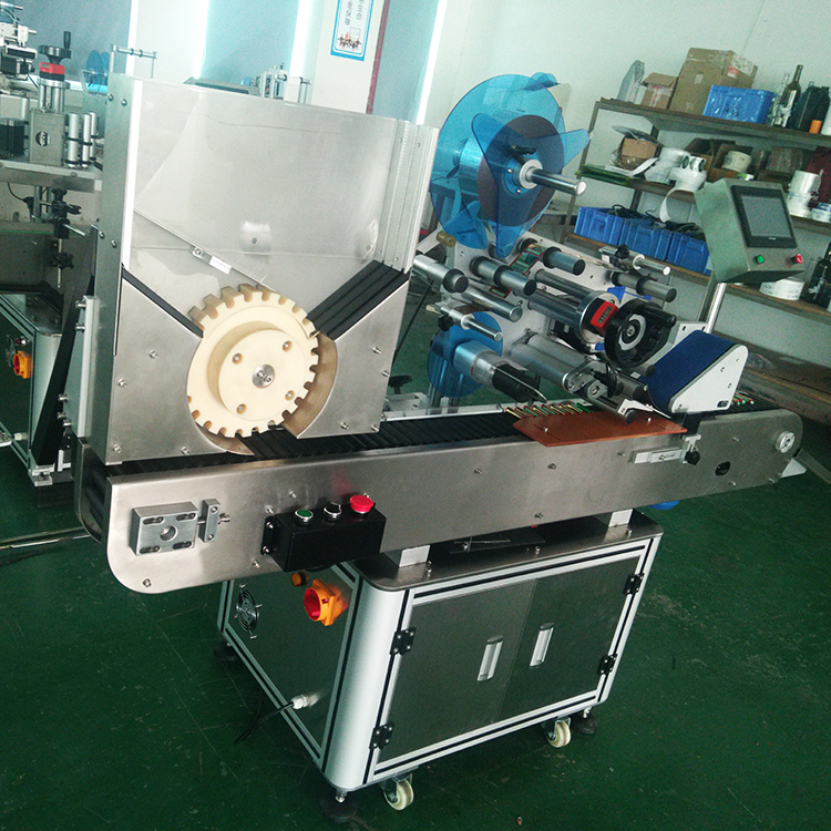 Side view of automatic horizontal round bottle labeling machne