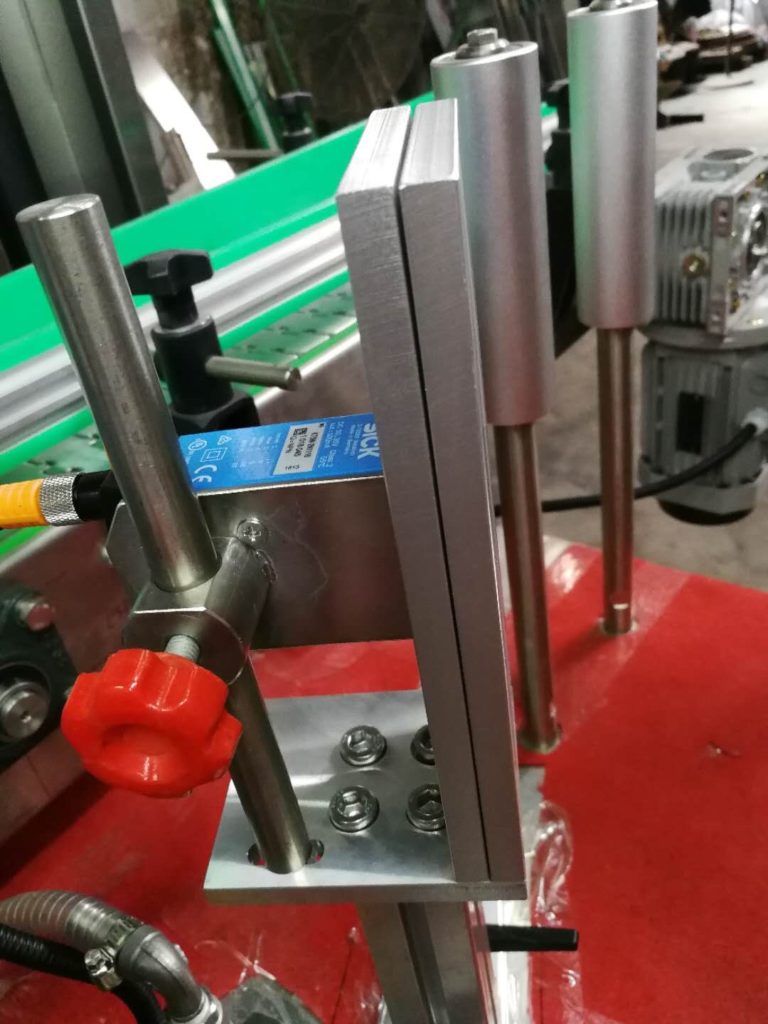 Guiding rolls of the automatic hot melt glue labeling model SBM-HMGL400