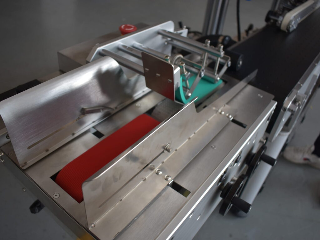 Details for the corner wrap labeling machine