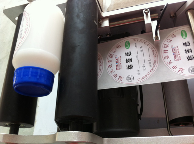 semi-automatic round bottle labeling machine in details