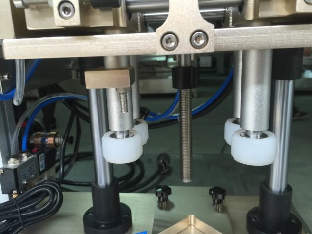 Capping heads of desktop screw capping machine