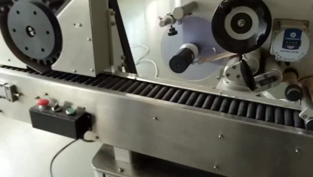 Conveyor of automatic horizontal labeling machine