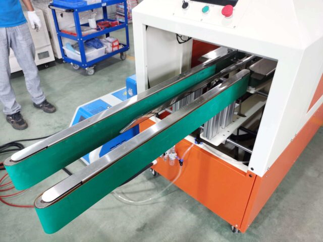 Conveyor for the hot melt glue box sealer